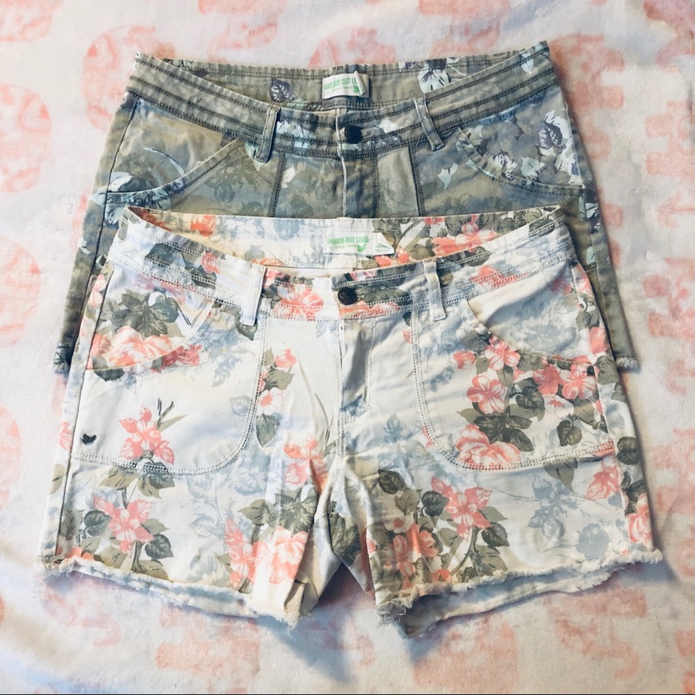 ☀️Pair of Floral Cargo Shorts by Selena Gomez🌸
